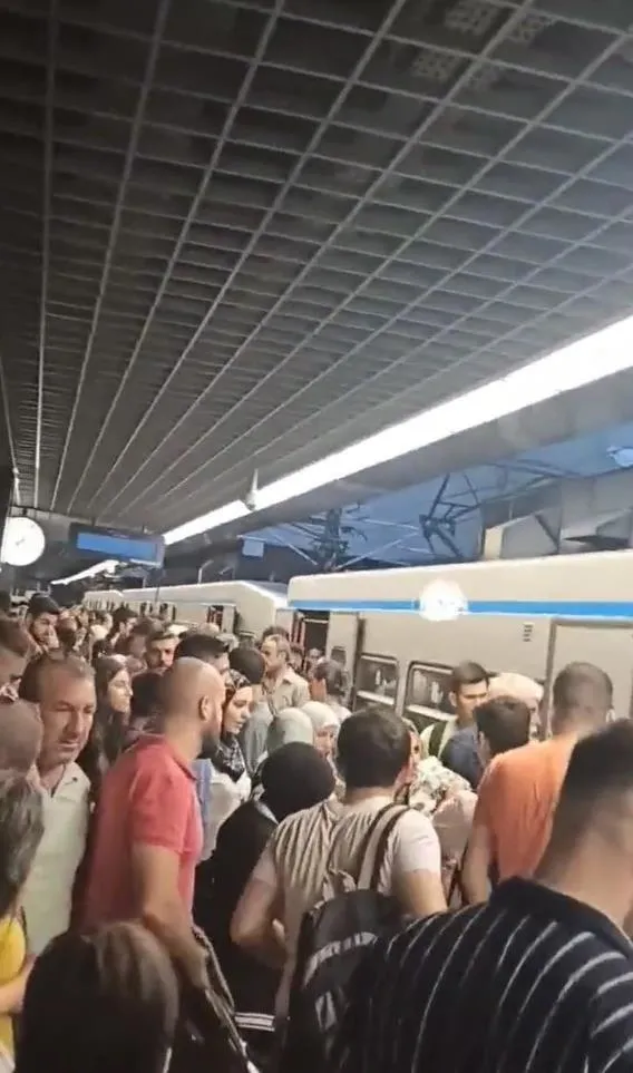 1692069148924.jpeg İstanbullunun toplu ulaşım çilesi! Yenikapı-Atatürk Havalimanı metrosu arızalandı seferler iki saat aksadı - 2