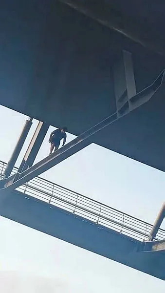 Sosyal medyada beğeni uğruna tehlikeye aldırmadan Haliç Köprüsü kirişlerinde yürüdü - 1