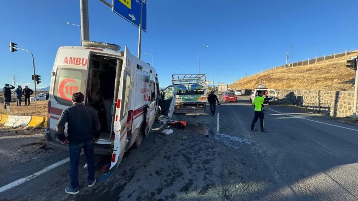 Ağrı’da ambulans kamyonetle çarpıştı: 2’si ağır 7 yaralı