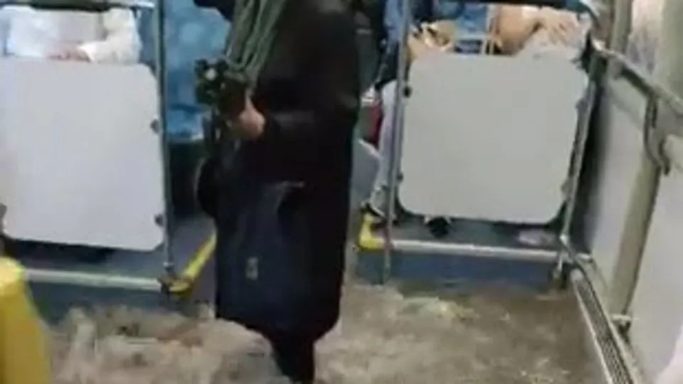 İstanbul’da etkili olan şiddetli yağış sonrası İETT otobüsünü su bastı