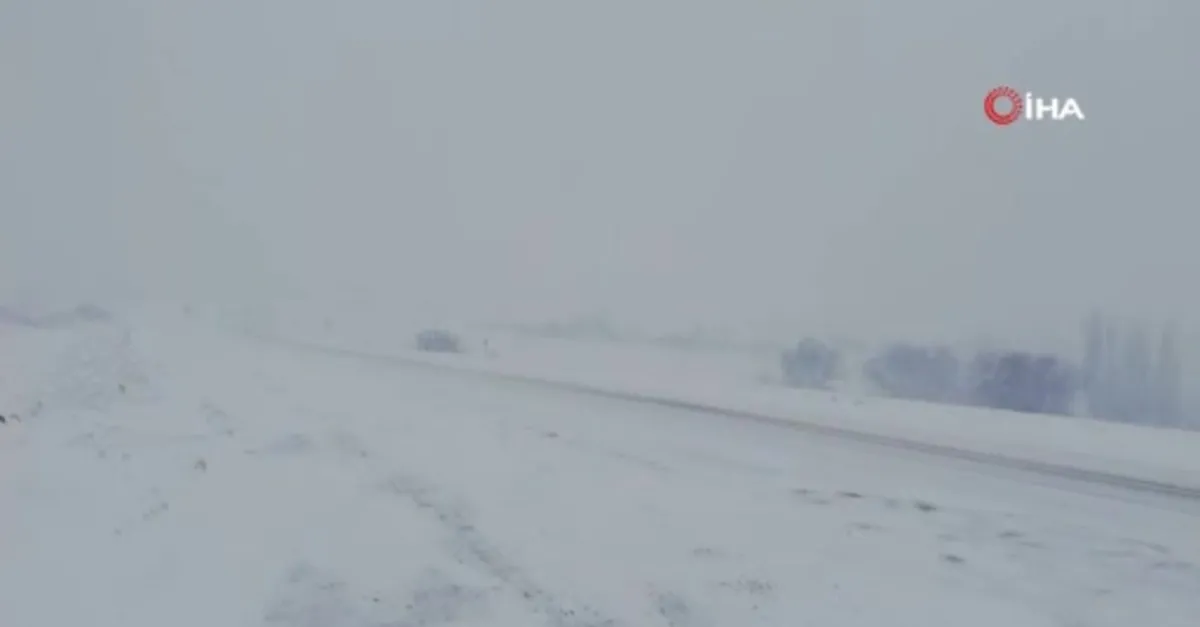 Balıkesir- Savaştepe karayolu kar yağışı nedeniyle ulaşıma kapandı