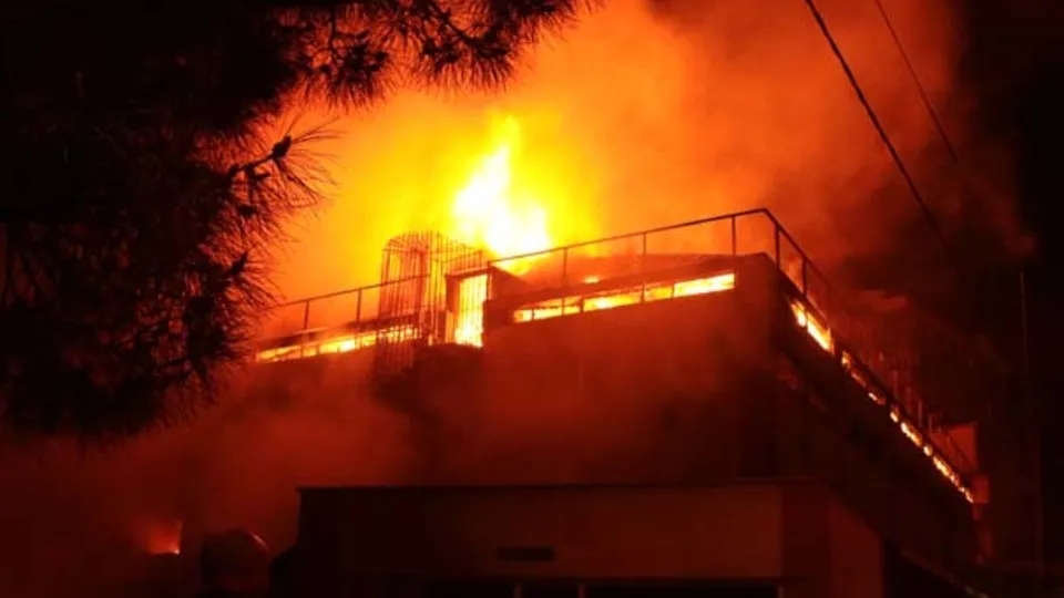 Fabrika alev alev yandı