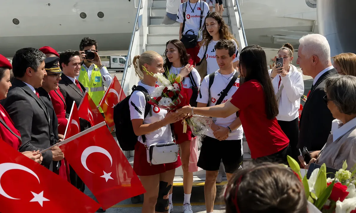 Milletler Ligi şampiyonu Filenin Sultanları yurda döndü! İstanbul'da çiçeklerle karşılandılar