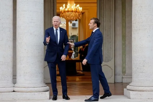 G20 Zirvesi’ne damga vuran anlar! ABD Başkanı Joe Biden ile Fransa Cumhurbaşkanı Emmanuel Macron arasında tokalaşma krizi