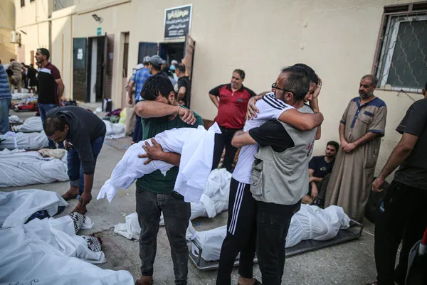 İsrail yardım TIR'larının giriş yaptığı Refah kentini vurdu! Zalimler Kudüs Hastanesi'nin çevresine bomba yağdırdı - 10