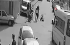 Yolun karşısına geçen kadına çarpıp kaçtı