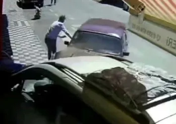 Ölüm kıl payı teğet geçti! Kontrolden çıkan araçtan saniyelerle kurtuldular