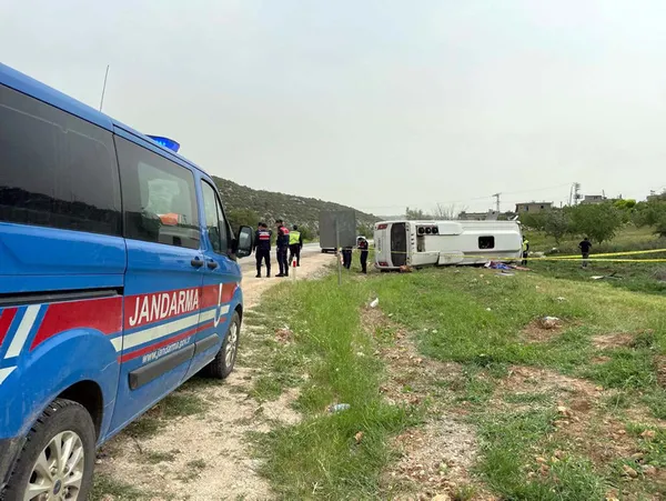 gaziantepte-yolcu-midibusunun-devrilmesi-sonucu-10-kisi-yaralandi-1714462809302.jpg Gaziantep’te yolcu midibüsü devrildi; astsubay öldü, 17 yaralı - 3