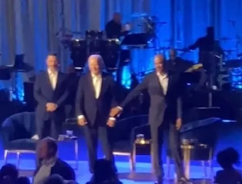 ABD Başkanı yine dondu! Biden’ın halini gören Obama imdadına yetişti