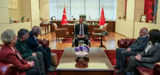 Mehmetçik düşmanları CHP Genel Merkezi’nde! Özgür Özel baş köşeye oturtup sohbet etti bir de hatıra fotoğrafı çektirdi...