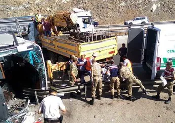 Yolcu otobüsü devrildi: 4 ölü, 31 yaralı