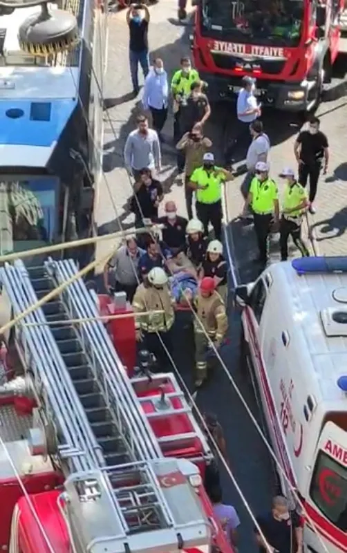 Feci olay! Tramvay ile durak arasına düştü