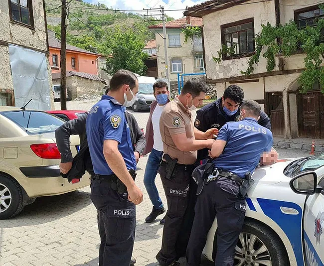 kutahyada-husumetlisini-bicaklayip-kacan-adam-kahvede-cay-icerken-yakalandi-1624277152328.jpg Kütahya’da husumetlisini bıçaklayıp kaçan adam kahvede çay içerken yakalandı - 2