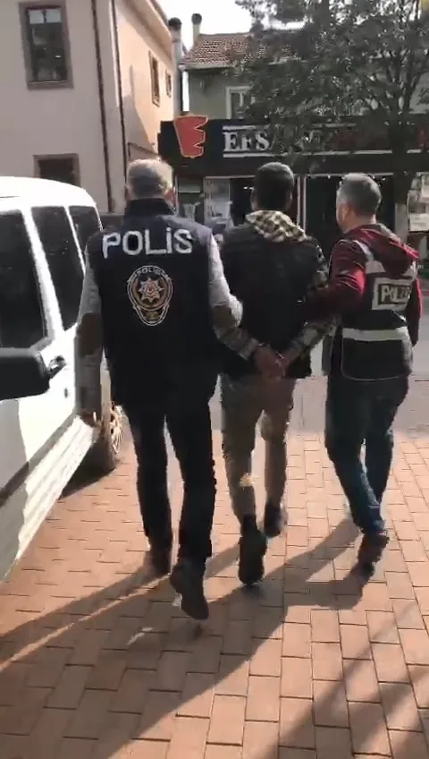 bursada-saglik-ocagi-soyuldu-hirsiz-kiskivrak-yakalandi-1666017521324.jpg Bursa’da sağlık ocağı soyuldu! Hırsız kıskıvrak yakalandı - 2