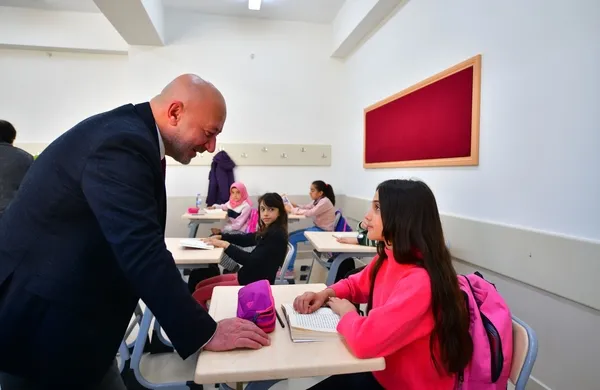 yeni-medeniyette-ilk-ders-zili-caldi-10-okulda-bin-446-ogrenci-siniflarda-yerini-aldi-1666601929192.jpg Yeni Yusufeli'nin okullarında ilk ders zili çaldı! 10 okulda bin 446 öğrenci sınıflarda yerini aldı - 4