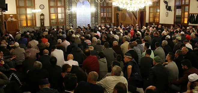 İstanbullular Berat Kandili’nde camilere akın etti