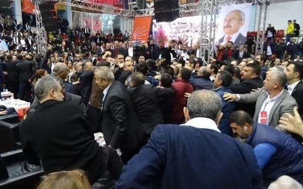 CHP kongresinde yumruklar konuştu - 2