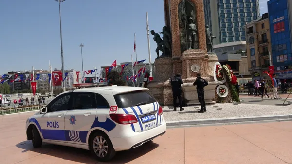 1650789409129.jpg Taksim'de sokak köpeği paniği! Küçük kızın burnundan ısırdı - 3
