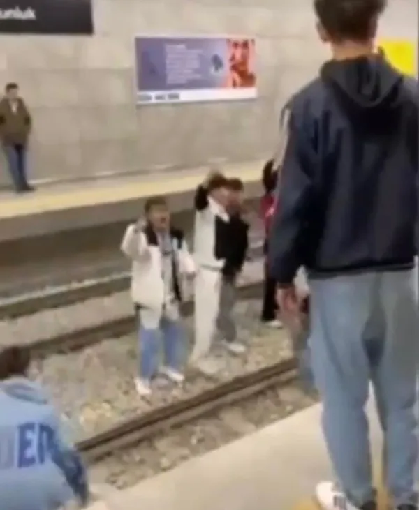 bursa-metrosunda-akilalmaz-hareket-o-anlar-kamerada-1667206626365.jpg Bursa'da akılalmaz hareket! O anlar kamerada - 2