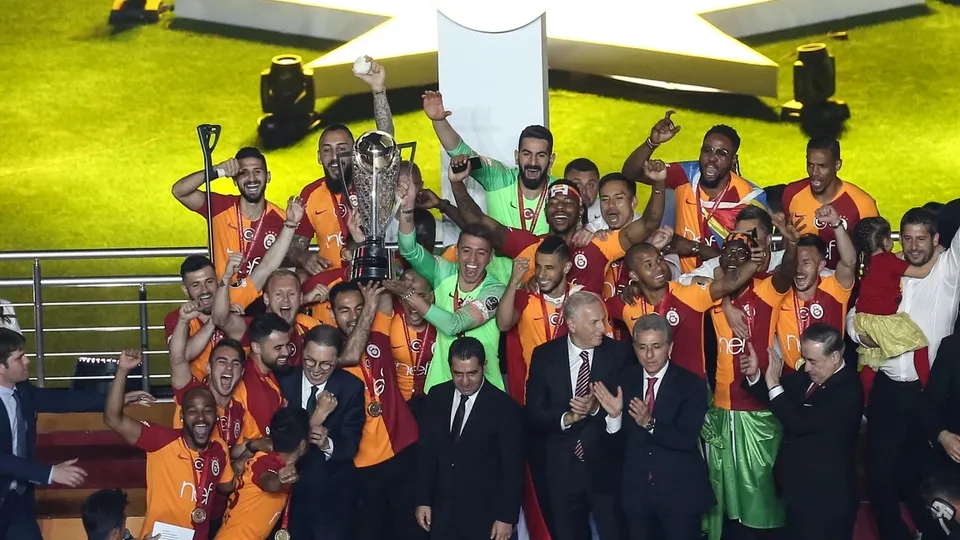 Şampiyon Galatasaray kupayı kaldırdı
