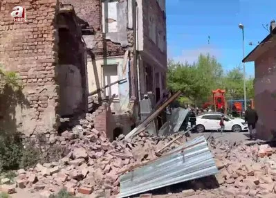 Fatih’te deprem sonrası metruk bina göçtü