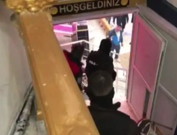 sultangazide-dugun-salonunu-pavyona-cevirdiler-ihbara-giden-polislere-sandalyeli-saldiri-kamerada-1644761033845.jpg Sultangazi’de düğün salonunu pavyona çevirdiler! İhbara giden polislere sandalyeli saldırı kamerada - 1