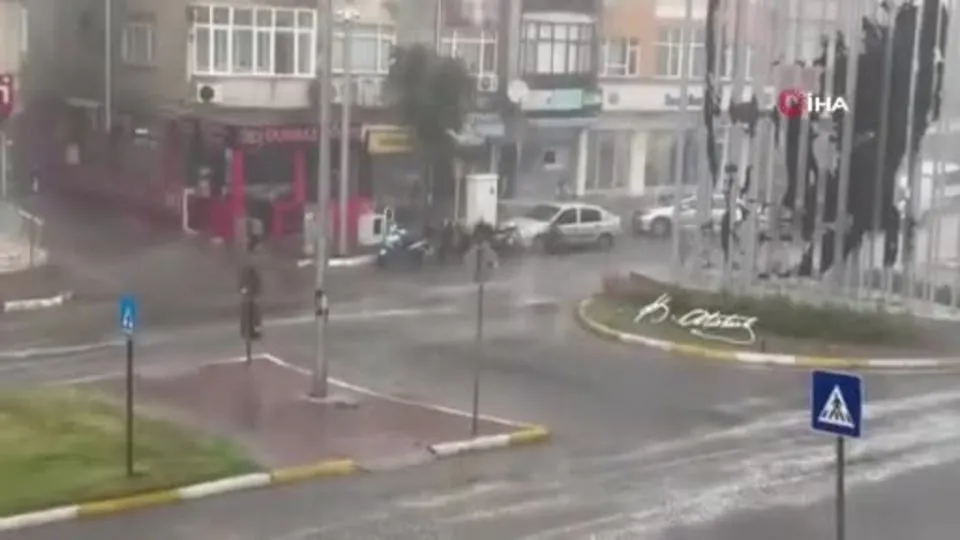 Ağaçlar devrildi, yollar göle döndü