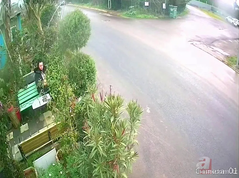 Parkta dinlenirken arabanın altında kaldı! Mucize kurtuluş kamerada 2