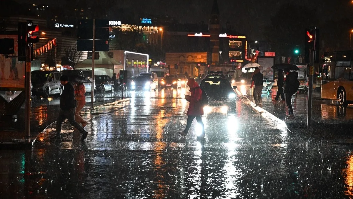 Megakentte şimşek fırtınası! Meteoroloji uyarmıştı: İstanbul’da sağanak alarmı