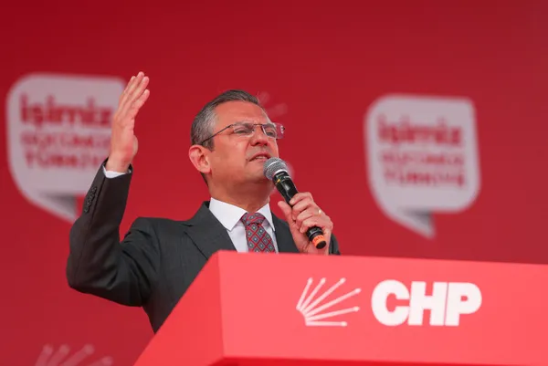 chp-lideri-ozgur-ozelin-ip-cambazligi-tepkiler-pes-pese-geldi-tipitip-ve-emanetci-arkadas-1711770805538.jpg CHP lideri Özgür Özel’in "İP" cambazlığı! Tepkiler peş peşe geldi: “Tipitip” ve “emanetçi arkadaş” - 2