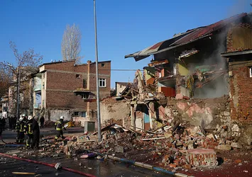 Erzurum'da doğal gaz patlaması! 2 ev çöktü