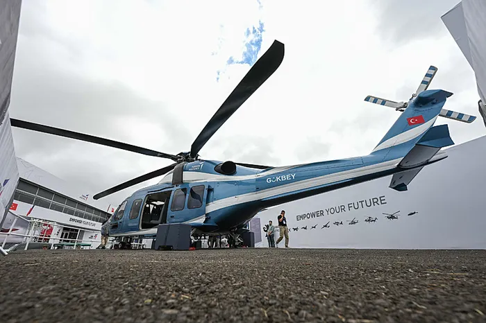 Milli helikopterimiz Gökbey gökyüzünde! İngiltere’de gururlandıran anlar! Gösteri uçuşunda böyle havalandı...