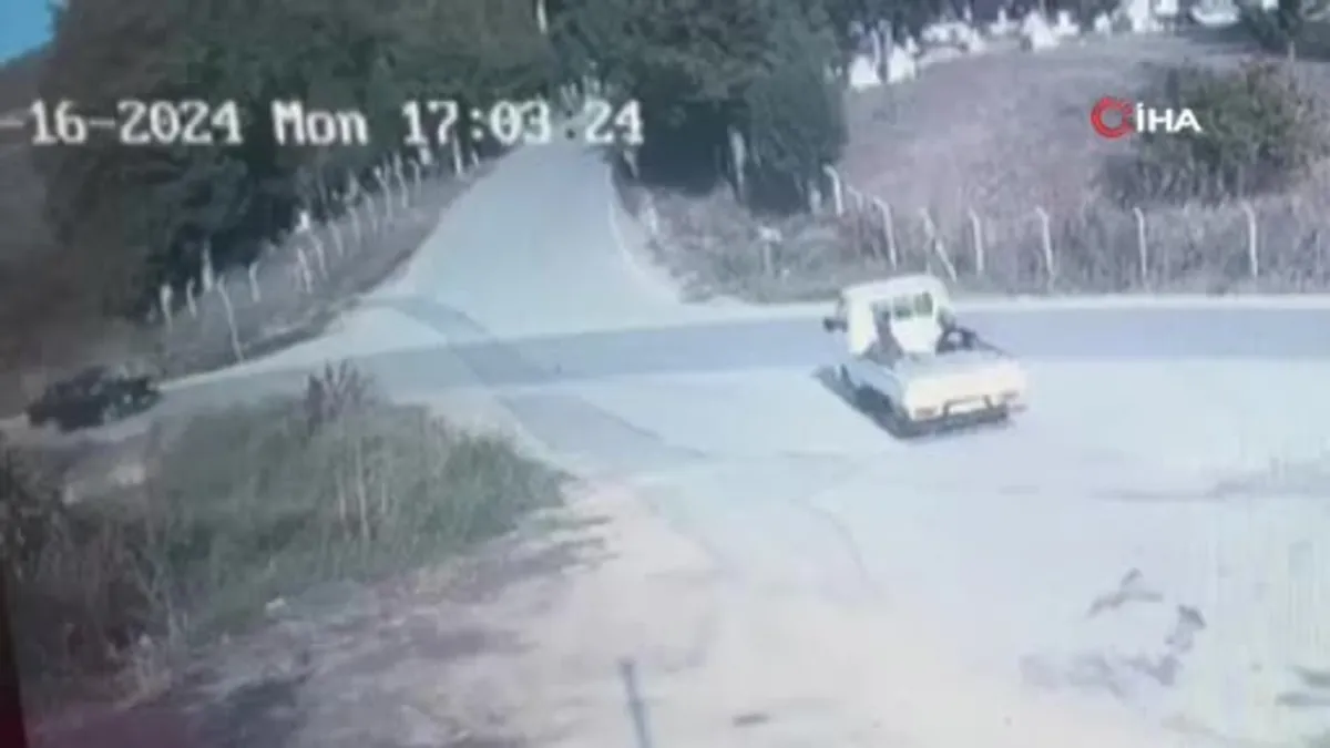 Kamyonet ana yoldan geçen otomobille çarpıştı