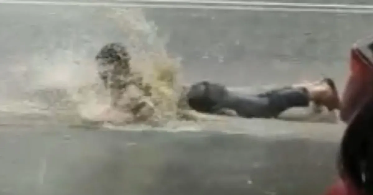 Sağanakta kulaç attı