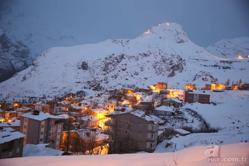 Hakkari'de kar yağışı şehri beyaza bürüdü! Onlarca köy yolu ulaşıma kapandı 3