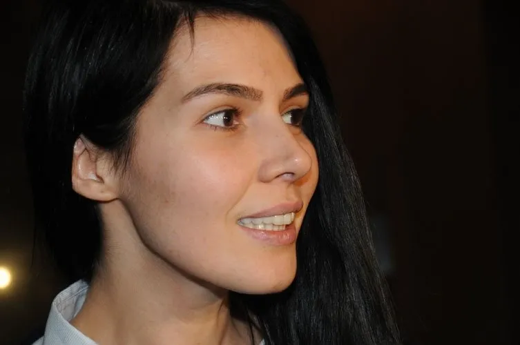 burcu kiratli ve sinan akcil makyajsiz yakalaninca mal kabul bolumune daldi
