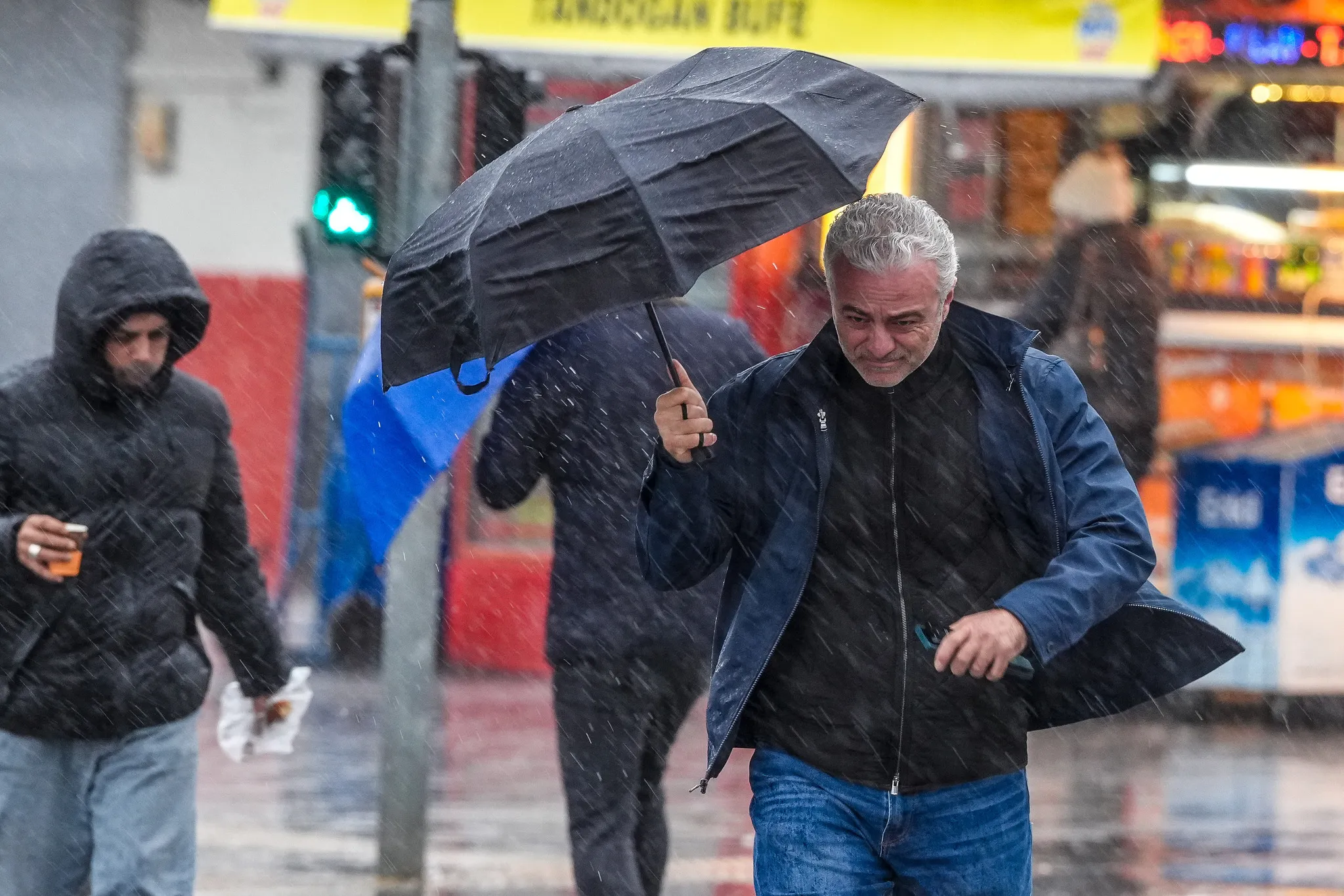 39 ile sarı kod: İstanbul dahil birçok kentte kuvvetli yağış etkili, rüzgar 80 km hızla esecek!