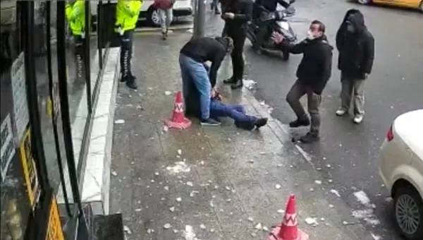 akilalmaz-olay-yolda-yururken-gozune-dustu-1611129163062.jpg Akılalmaz olay! Yolda yürürken gözüne düştü! - 3