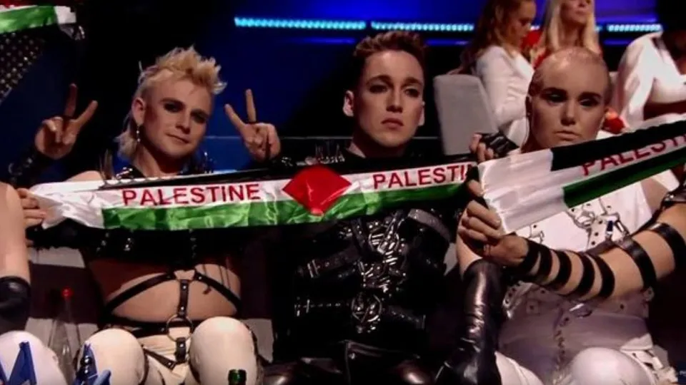 İsrail'deki Eurovision finaline Madonna Filistin bayrağıyla damga vurdu