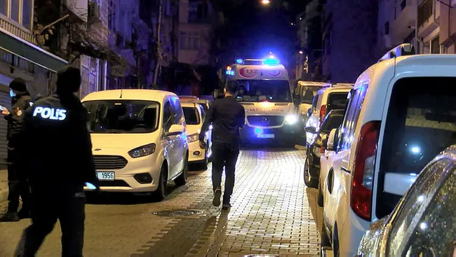 İstanbul'da 24 yaşındaki genç yaşadığı apartmanın önünde ölü bulundu - 3