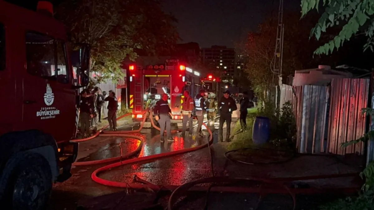 Küçükçekmece'de halı yıkama atölyesinde yangın! Elektrik kablolarında patlama yaşandı