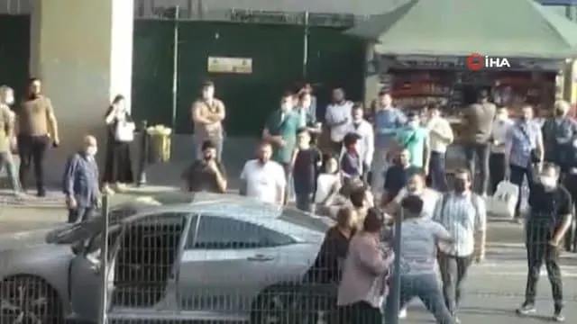 istanbulda-e-5te-suruculer-tekme-tokat-birbirine-girdi-kavga-ani-kamerada-1625125990656.jpg İstanbul'da E-5’te sürücüler tekme, tokat birbirine girdi! Kavga anı kamerada - 3