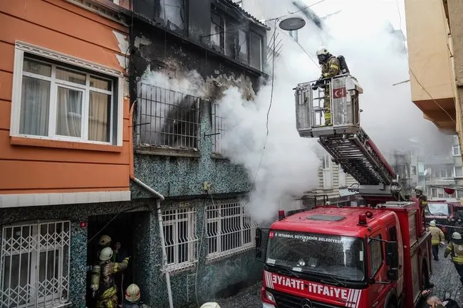 İstanbul’da 2 katlı bina alevlere teslim oldu: İlk önce camlar patladı ardından patlama oldu - 5