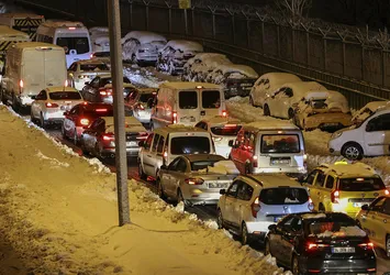 CHP'li İBB bunu da beceremedi! İstanbul'da kar esarete döndü! Tuzlama iddialarına Kadir Topbaş yanıtı