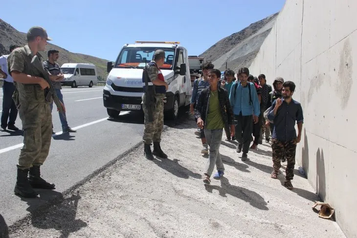 Erzincan’da kaçak göçmenler arızalanan otobüste yakalandı