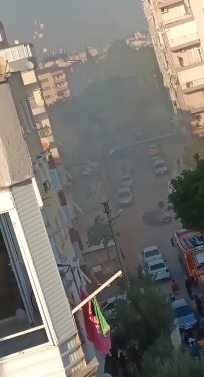 antalyada-bir-ev-alev-alev-yandi-bina-sakinlerinin-korku-dolu-anlari-kamerada-1637587631443.jpg Antalya’da bir ev alev alev yandı! Bina sakinlerinin korku dolu anları kamerada - 2