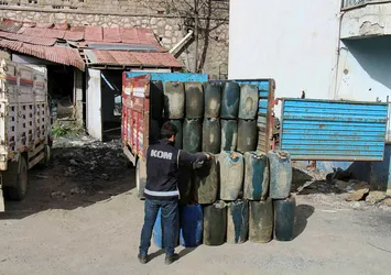 Hakkari'de kaçak sigara, akaryakıt ve çok sayıda silah ele geçirildi