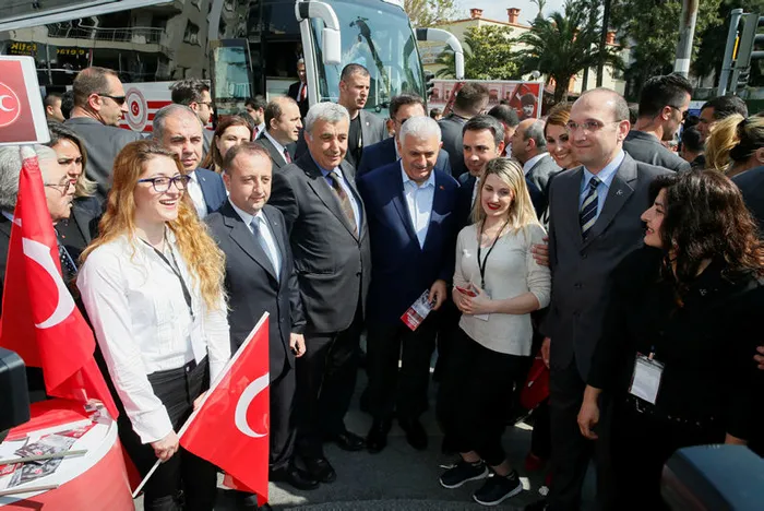 Başbakan Yıldırım, MHP'nin "evet" standını ziyaret etti - 1