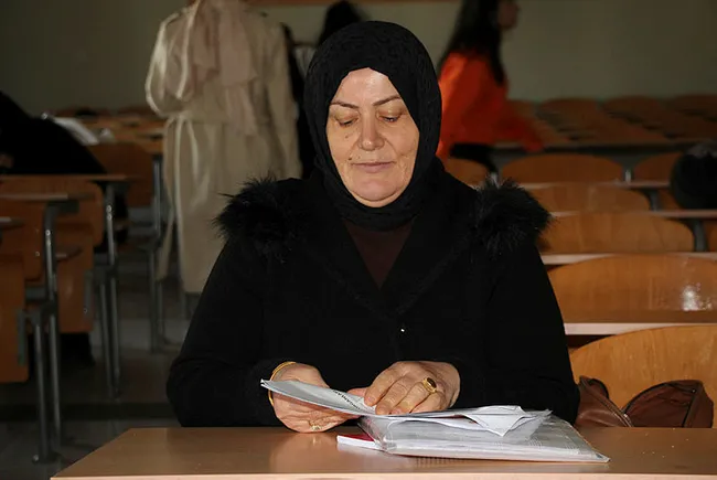 sakaryada-3-cocuk-annesi-kadin-universiteyi-kazandi-ve-hemsire-olmak-icin-calisiyor-1705223755118.jpg Sakarya'da 3 çocuk annesi kadın üniversiteyi kazandı ve hemşire olmak dirsek çürütüyor - 4