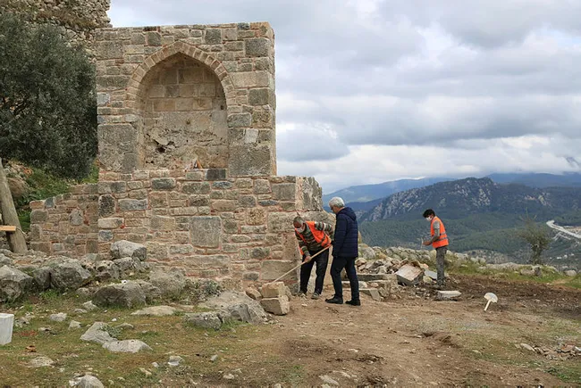 becin-antik-kentindeki-kale-cesmesinden-yaklasik-700-yil-sonra-yeniden-su-akmaya-basladi-1616762029315.jpg Beçin Antik Kenti'ndeki Kale Çeşmesi'nden yaklaşık 700 yıl sonra yeniden su akmaya başladı - 3